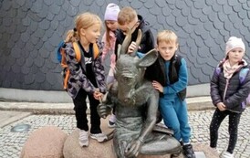 Uczniowie klasy 1 a w towarzystwie Koziołka Matołka