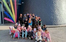 Zdjęcie grupowe klasy 1 a przed budynkiem Europejskiego Centrum Bajki w Pacanowie