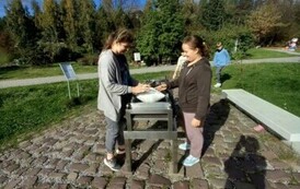 Uczennice klasy 5b w Ogrodzie Doświadczeń