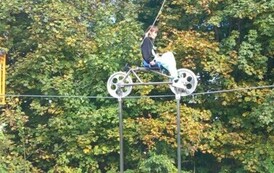 Jazda na rowerze po linie w Ogrodzie Doświadczeń