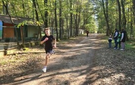 Rywalizacja na trasie biegu w kategorii chłopc&oacute;w klasy 7 &ndash; 8