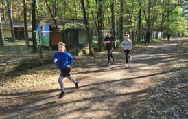 Rywalizacja na trasie biegu w kategorii chłopc&oacute;w klasy 4 &ndash; 6