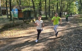 Rywalizacja na trasie biegu w kategorii chłopc&oacute;w klasy 4 &ndash; 6