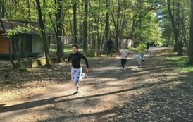 Rywalizacja na trasie biegu w kategorii chłopc&oacute;w klasy 4 &ndash; 6