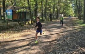 Rywalizacja na trasie biegu w kategorii chłopc&oacute;w klasy 4 &ndash; 6