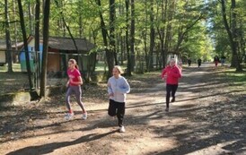 Rywalizacja na trasie biegu w kategorii dziewcząt klasy 4 - 6
