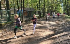 Rywalizacja na trasie biegu w kategorii dziewcząt klasy 4 - 6