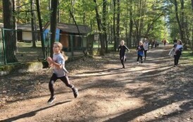 Rywalizacja na trasie biegu w kategorii dziewcząt klasy 4 - 6
