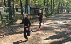 Rywalizacja na trasie biegu w kategorii dziewcząt klasy 4 - 6