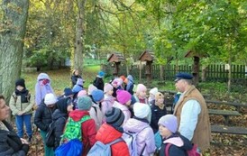 Przywitanie dzieci przez właściciela w stroju chłopa świętokrzyskiego