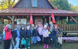 Zdjęcie grupowe z właścicielem Ostoi Dworskiej