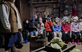 Dzieci z uwagą słuchają, jak przygotować się do kiszenia kapusty
