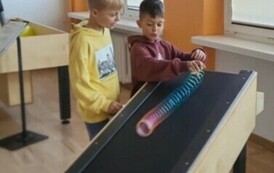 Chłopcy wykonują ćwiczenie ze sprężyną