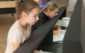 Emilka i Tosia wykonują jedno z zadań w strefie SOWA