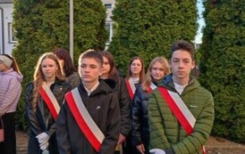 Członkowie szkolnego pocztu sztandarowego