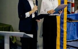 Prowadzące uroczystość uczennice Lena Maziarz oraz Emilia Maziarz