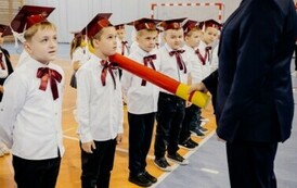Pasowanie uczni&oacute;w klasy 1 b przez dyrektora szkoły Pana Dariusza Kubalskiego