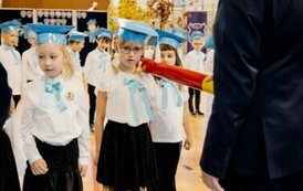 Pasowanie uczni&oacute;w klasy 1 a przez dyrektora szkoły Pana Dariusza Kubalskiego