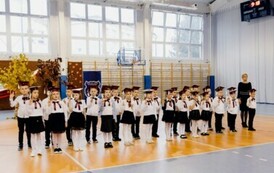 Uczniowie klasy 1 b wraz z wychowawcą Beatą Gromniak
