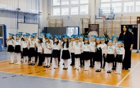 Uczniowie klasy 1 a wraz z wychowawcą Anną Łokieć