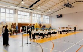 Wsp&oacute;lny śpiew piosenek przez klasę 1 a i 1 b
