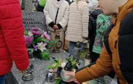 Uczniowi zapalają znicze na grobie Dyrektora Stanisława Wdowiaka