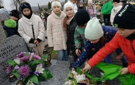 Uczniowi składają kwiaty na grobie Dyrektora Stanisława Wdowiaka