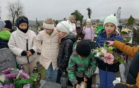 Uczniowi składają kwiaty na grobie Dyrektora Stanisława Wdowiaka