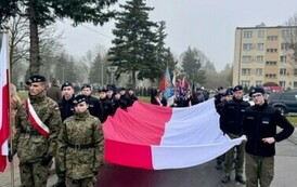 Korow&oacute;d poczt&oacute;w sztandarowych przygotowuje się do przemarszu
