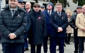 Dyrektor dr Dariusz Kubalski wraz z innymi uczestnikami obchod&oacute;w 106 rocznicy odzyskania niepodległości