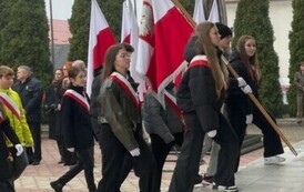 Młodzież przed wejściem do kościoła