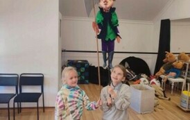 Zuzia i Ola poznają rodzaje lalek wykonywanych w pracowni teatralnej