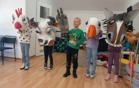 Uczniowie klasy 2 b podczas warsztat&oacute;w teatralnych