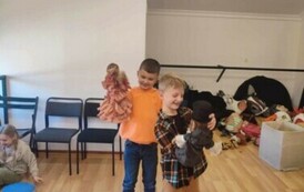 Adaś i Bartek poznają rodzaje lalek wykonywanych w pracowni teatralnej