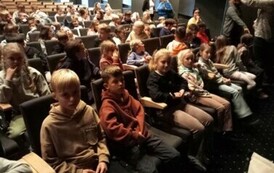 Uczniowie klasy 2 b w oczekiwaniu na spektakl