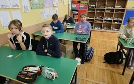 Uczniowie klas młodszych przed egzaminem