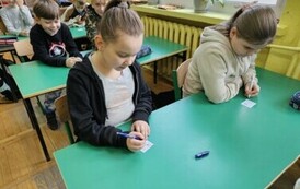 Dwie dziewczynki wypełniają test