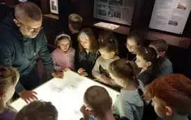 Uczniowie zapoznają się z mapą strategiczną z czas&oacute;w wojny
