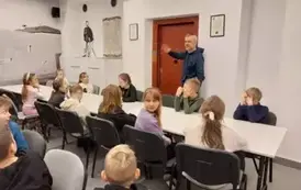 Uczniowie słuchają o prawdziwych drzwiach więziennych zachowanych do dziś