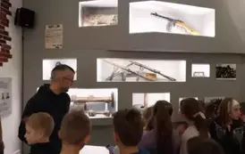 Uczniowie poznają broń z czas&oacute;w wojny