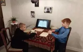 Dw&oacute;ch uczni&oacute;w z klasy 3 b przenosi się w czasie - pok&oacute;j z dawnych czas&oacute;w