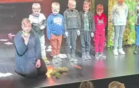 Występ uczni&oacute;w klasy 1 i 3 na scenie teatru Kubuś
