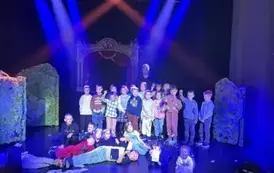 Zdjęcie klasowe uczni&oacute;w klasy 1 b  na scenie teatru Kubuś z aktorem Panem Michałem Olszewskim