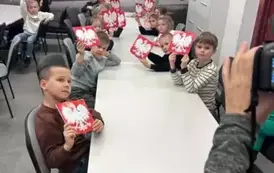 Wykonanie przez uczni&oacute;w pracy plastycznej - godło