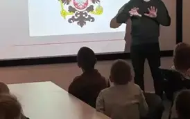 Uczniowie klasy 1 b słuchają o powstaniu herbu Kr&oacute;lestwa Polskiego