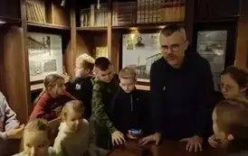 Uczniowie klasy 3 b mają możliwość usiąść w dawnej ławce szkolnej