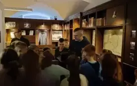 Uczniowie klasy 3 B oglądają autentyczne przedmioty z czas&oacute;w wojny