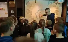Uczniowie klasy 3 b poznają dawne tereny Polski pokazane przez przewodnika