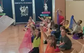 Taniec w wykonaniu uczni&oacute;w klas 1