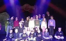 Zdjęcie grupowe uczni&oacute;w na scenie teatru Kubuś